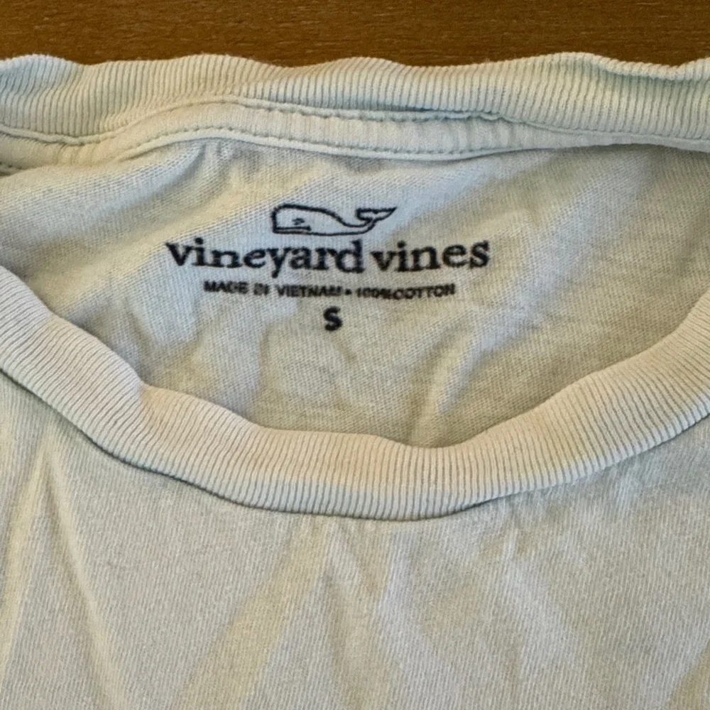 Vineyard Vines light blue Tee with Colorful Beach Graphic - Picture 4 of 5